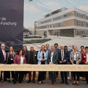 Gruppenbild der Ehrengäste zum Richtfest