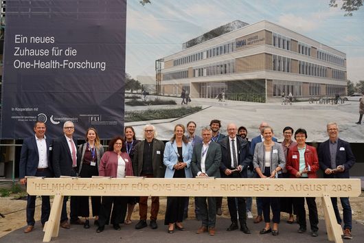 Gruppenbild der Ehrengäste zum Richtfest