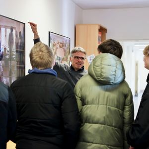 Fabian Leendertz with a group of students standing with their backs to the camera
