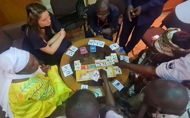 Un groupe de personnes joue au jeu « ALERT ». 