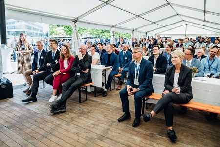 Zahlreiche Unterstützerinnen und Unterstützer aus Politik und Wissenschaft begleiteten das HIOH bei der Grundsteinlegung.