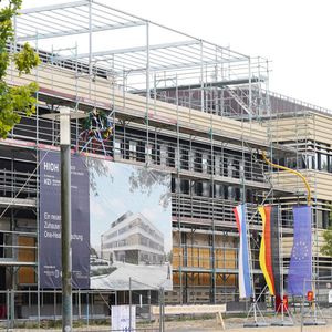 Baustelle des HIOH-Neubaus am Tag des Richtfestes