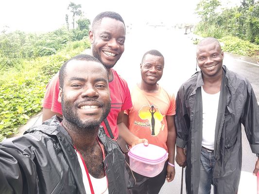 Eine Teamleistung: Noma, Fabrice und Feldassistenten bei ihrem Einsatz in Côte d'Ivoire im Jahr 2024 (in der Dose: ein stark riechender Köder zum Fliegenfangen)