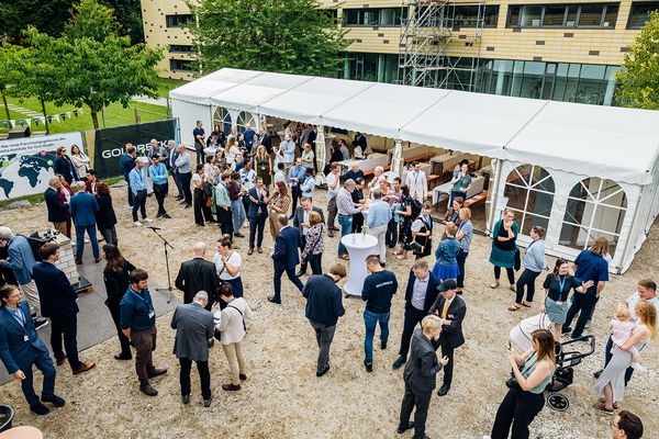Forschende, Partner und Gäste versammeln sich zur feierlichen Grundsteinlegung