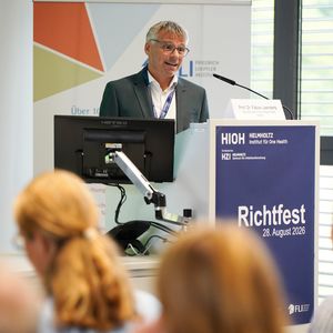 Prof. Fabian Leendertz bei der Begrüßung aller Gäste zum Richtfest