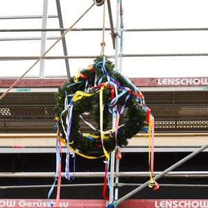 Traditionelle Richtkrone als Symbol für Glück und Segen im neuen Haus – und Dank an die Handwerker