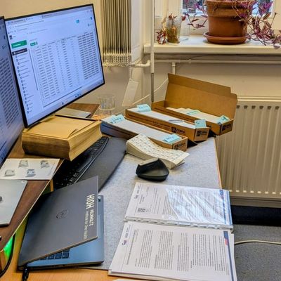 Bureau avec documents et ordinateur portable