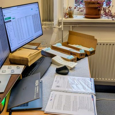 Schreibtisch mit Dokumenten und Laptop