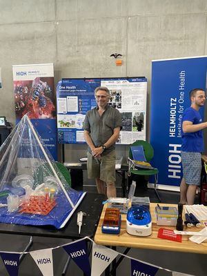Direktor Fabian Leendertz am HIOH-Stand.