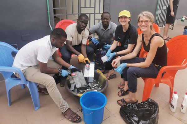 Sechs Personen reinigen Nagerfallen