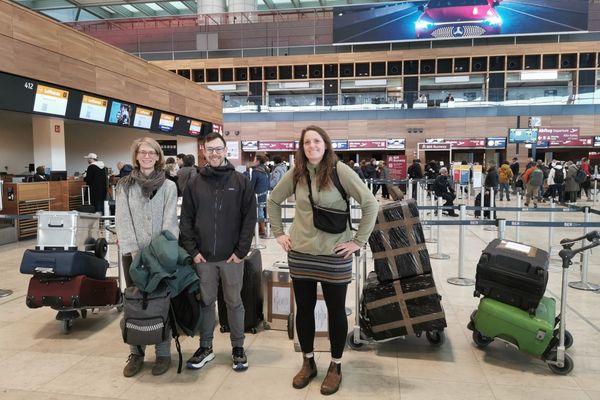 Drei Personen am Flughafen