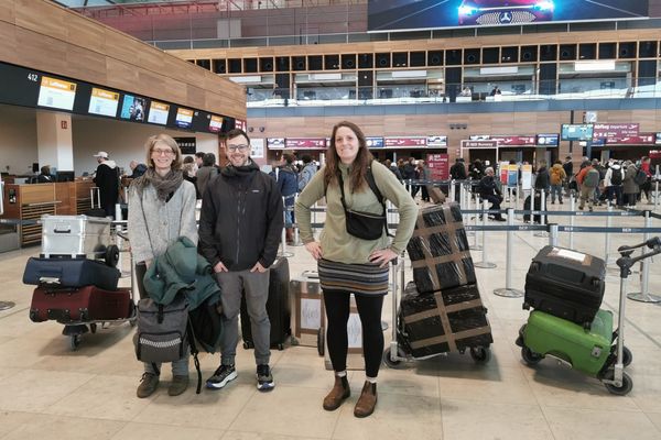 Trois personnes à l'aéroport