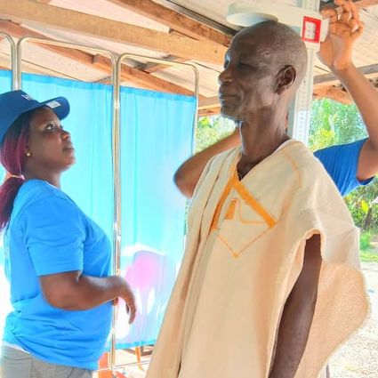 Die Körpergröße eines Mannes wird gemessen