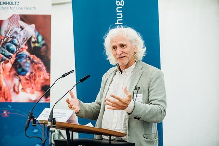 Prof. Josef Penninger (Wissenschaftlicher Geschäftsführer des HZI) bei seinem Grußwort
