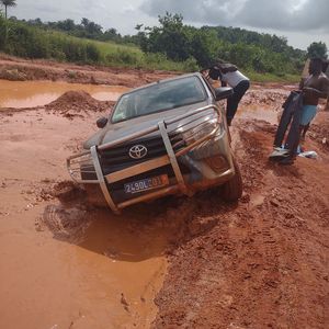 Stichwort Herausforderungen: Während der Mission 2024 in Côte d’Ivoire blieb das Auto des Teams im Schlamm stecken