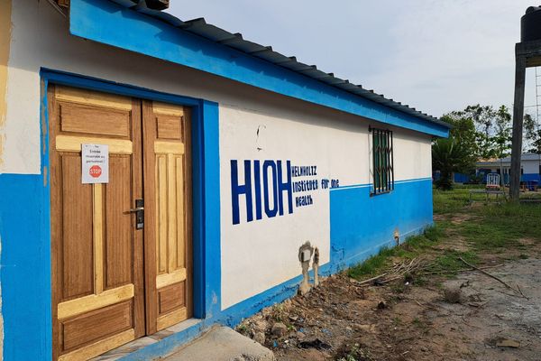 Gebäude mit Schriftzug "HIOH"