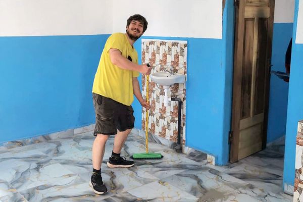 Mann mit einem Besen