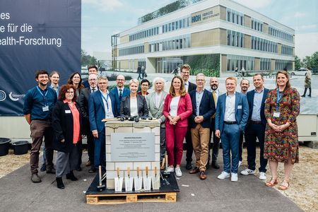 Die HIOH-Familie mit Unterstützerinnen und Unterstützern bei der Grundsteinlegung.