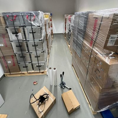 Lager mit Kisten und Kartons 