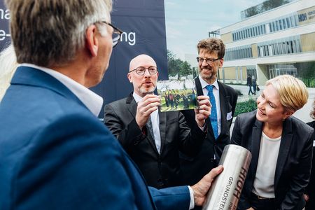 In der Zeitkapsel: ein Foto der HIOH-Doktorandinnen und Doktoranden, die den Institutsnamen mit viel Körpereinsatz nachgestellt haben.