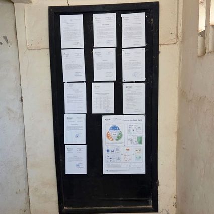 Poster mit Information zur Kohortenstudie an Wand und Tür 