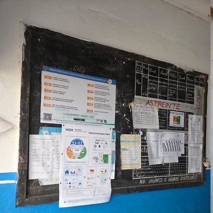 Poster mit Information zur Kohortenstudie an Wand und Tür 