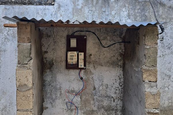 Power supply system between two stone walls