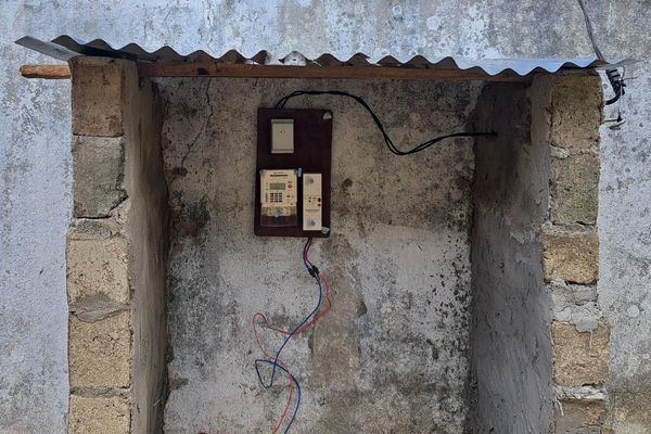 Système d'alimentation électrique entre deux murs en pierre