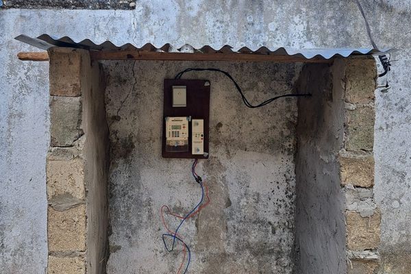 Stromversorgungssystem zwischen zwei Steinmauern