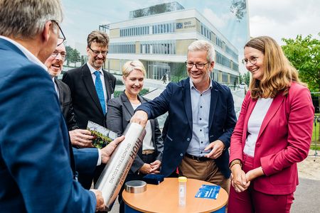 Als Erinnerung für zukünftige Generationen wird eine Zeitkapsel mit Dokumenten und Erinnerungsstücken befüllt und eingemauert.