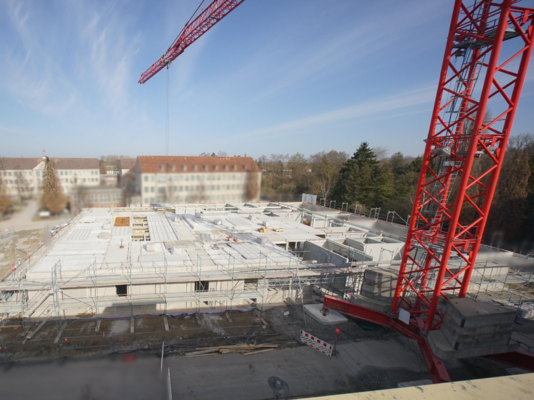 Photo du chantier vue d'en haut avec grue 