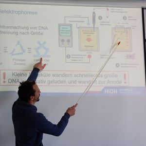 A scientist explains a laboratory method on a screen